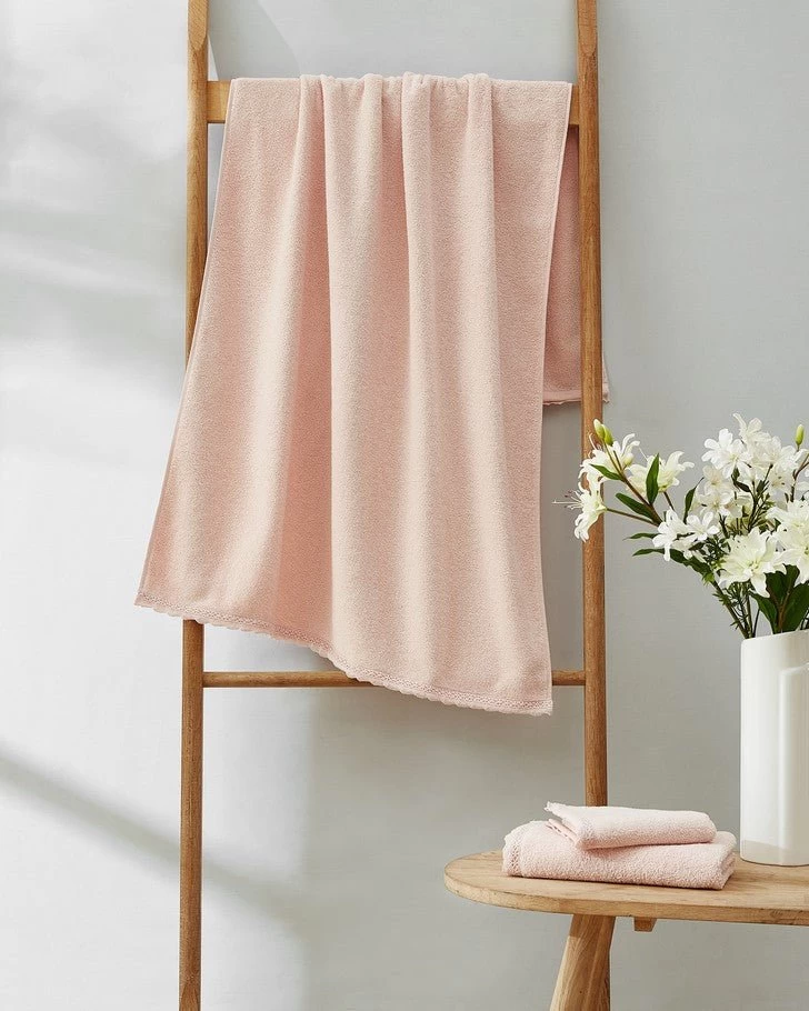 Juliette Lace Hem Pink 3 Piece Towel Set - Image 5
